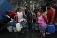 Los venezolanos se abastecen de velas y bidones con agua