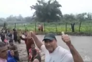 Cordón humano: el camino se hizo río y varios padres ayudaron a los docentes de una escuela en Santa Ana