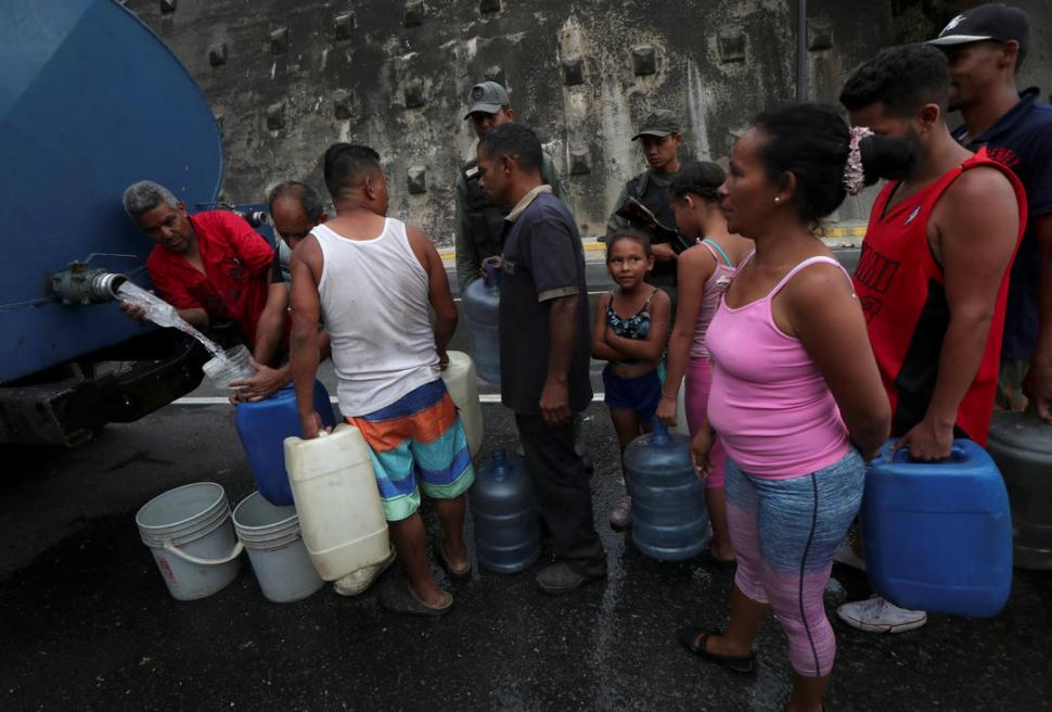 PREVISIONES. Los vecinos de Caracas hacen cola para llenar bidones con agua, a la espera de nuevos cortes. Reuters