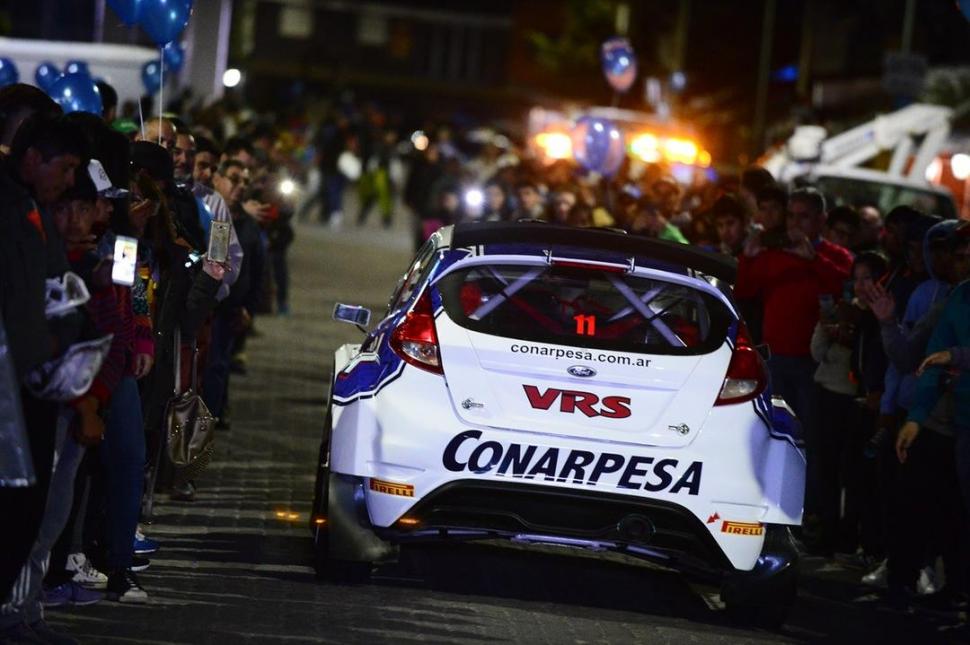 CLÁSICA. La largada simbólica en la avenida principal de Tafí del Valle tuvo una pintoresca participación del público: formó una larga hilera flanqueando a los autos. rallyargentino.com