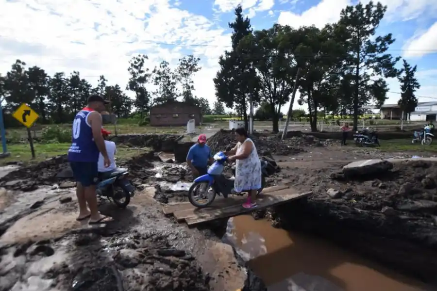 AGUA Y BARRO. En muchos sectores el agua abrió socavones, que obligaron a los vecinos a improvisar puentes. 