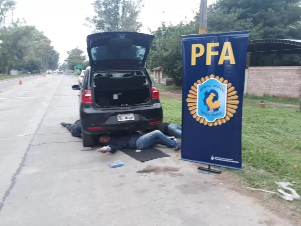 EN PLENO PROCEDIMIENTO. Los federales extraen del vehículo de Víctor Hugo Díaz la droga que era trasladada oculta en el tanque de combustible.  . 
