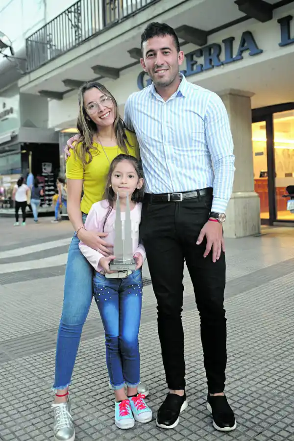  BIEN ACOMPAÑADO. Luis Orlando, con Delfina Victoria, su hija y Nahir, su novia. LA GACETA / FOTO DE HÉCTOR PERALTA