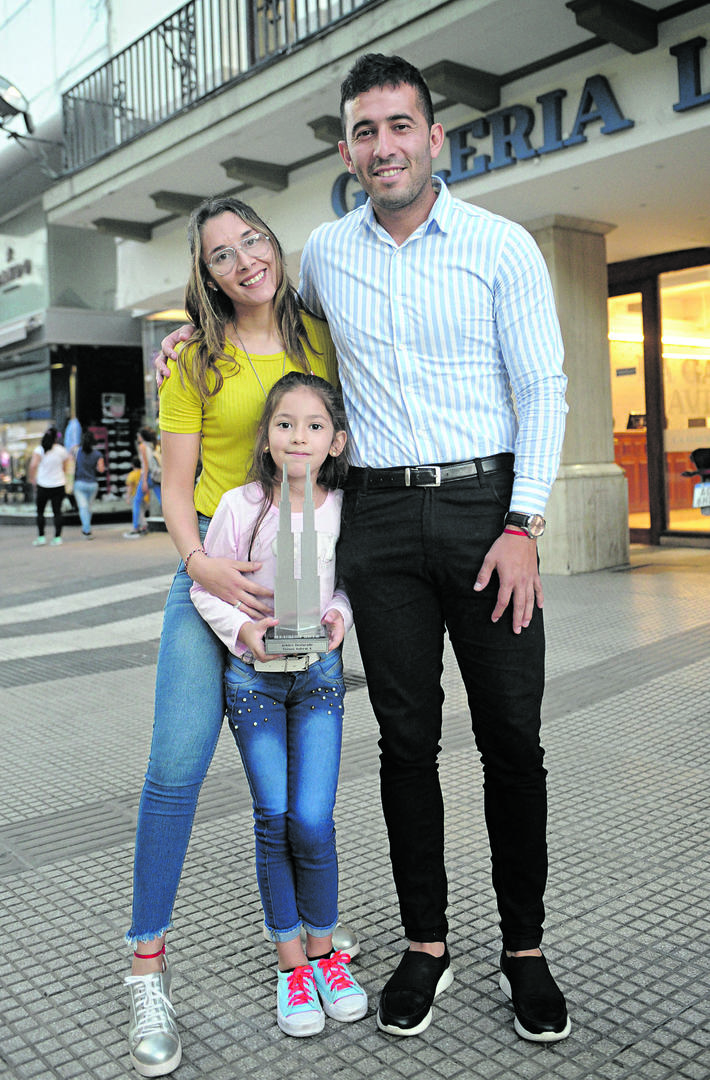  BIEN ACOMPAÑADO. Luis Orlando, con Delfina Victoria, su hija y Nahir, su novia. LA GACETA / FOTO DE HÉCTOR PERALTA
