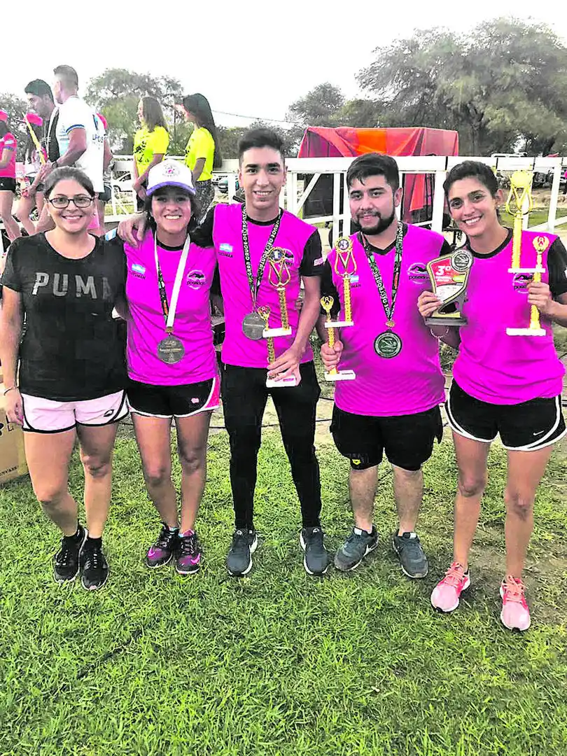 POR MÁS. Nadadores del Instituto de natación y deporte con la profesora Noelia Perea (primera).