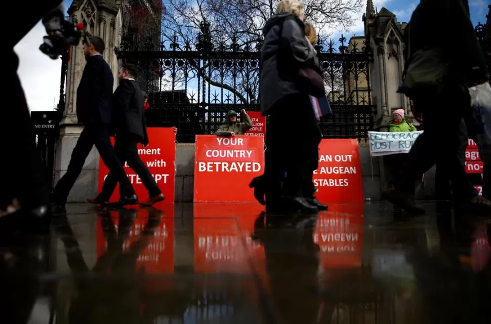 DESENCANTO. Colocaron carteles pro-Brexit frente al Parlamento británico. Reuters