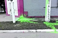 Dos punteros se disputaron un poste y uno terminó pintado de verde