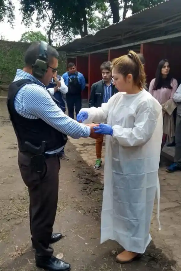 CAPACITACIÓN. Aprendiendo, en el polígono de tiro, a recoger muestras..-