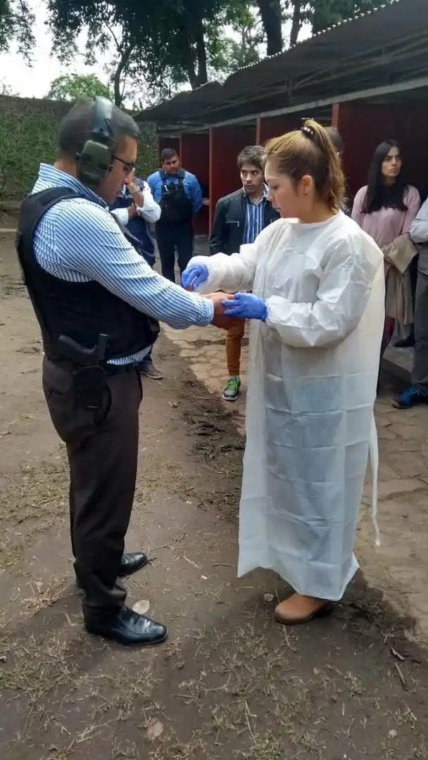 CAPACITACIÓN. Aprendiendo, en el polígono de tiro, a recoger muestras..-