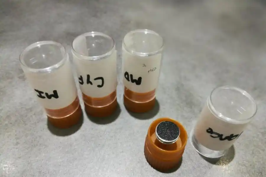 INSUMOS. La “esponja” con la muestra viene en frascos codificados.-