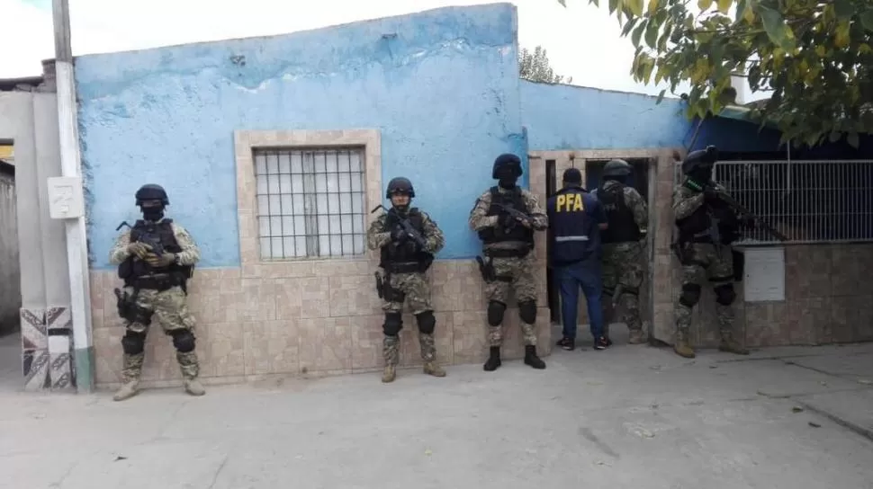 BIEN PERTRECHADOS. Los efectivos de la Federal desplegaron un fuerte operativo para conjurar incidentes. la gaceta / foto de Inés Quinteros Orio