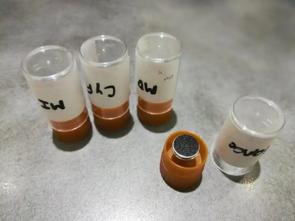 INSUMOS. La “esponja” con la muestra viene en frascos codificados.-