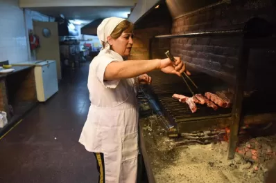 Su mamá la abandonó, aprendió a cocinar para sus hermanos y hoy es una reconocida asadora