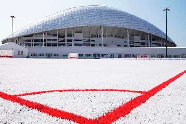 En Rusia construyeron una cancha con vasos de plásticos reciclados en el último Mundial