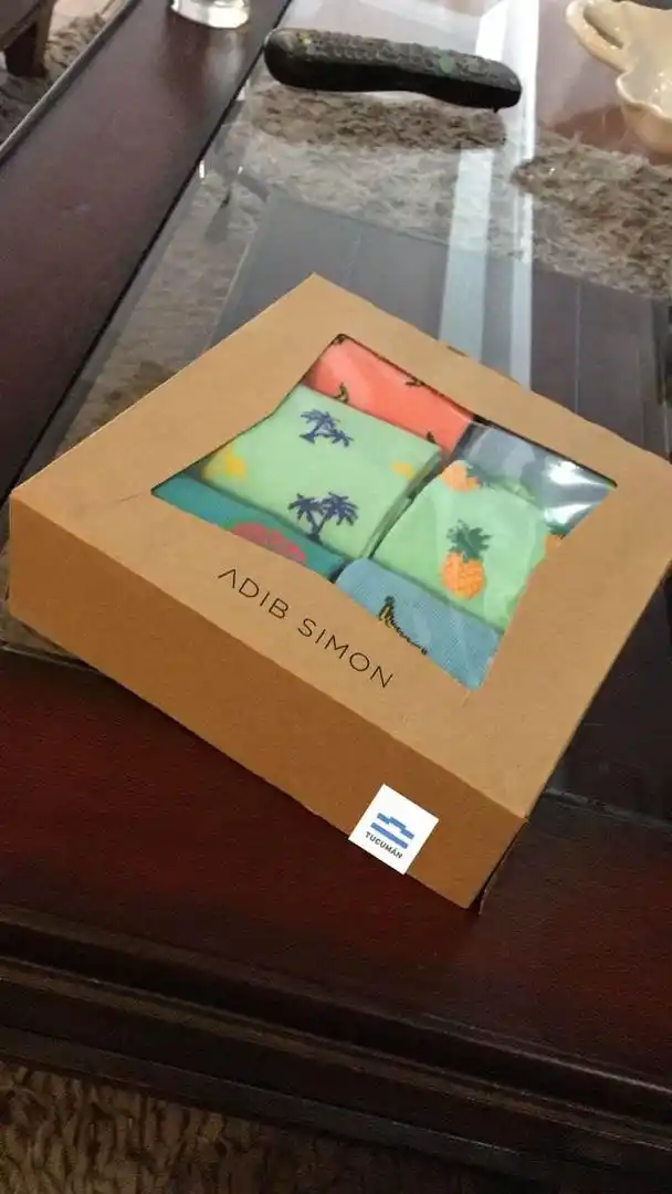 CON ESTILO PROPIO. Di Leo y Adib Angel exhiben algunos de sus productos.