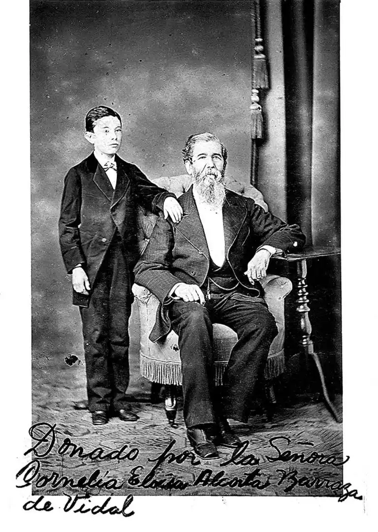 ANTONINO TABOADA. Junto a un niño pariente, posa el general y ministro, quien iba al mando de los guardias nacionales de dos provincias.