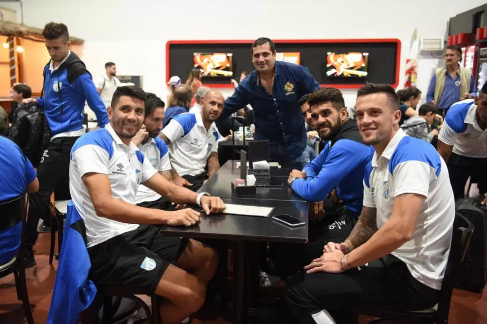 PREVIO AL EMBARQUE. Núñez, Lucchetti, Mercier, Barrios, Toledo y Abero, en el bar del aeropuerto, antes de viajar.  