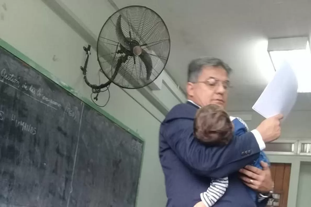 Un profesor tucumano da clases con el bebé de una alumna en sus brazos