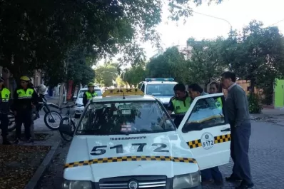 Tres desconocidos robaron un taxi