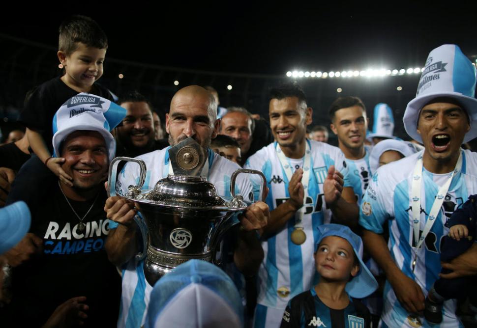 EL “REY” CON SU COPA. Lisandro López, la figura de Racing, besa el trofeo. reuters