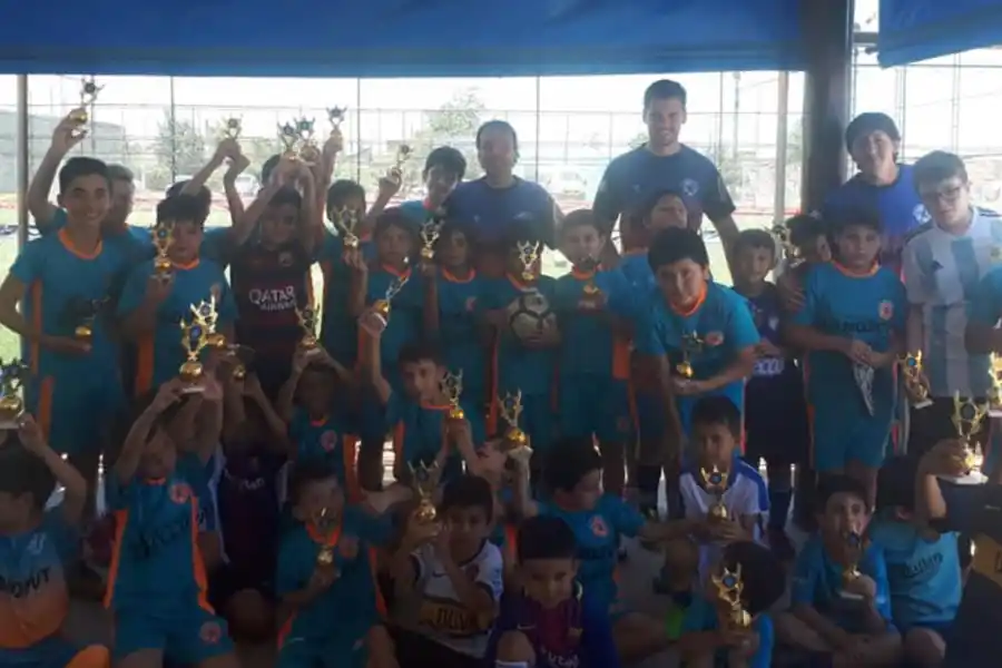 Cada vez más entrenamientos: 21 años de fútbol en la escuela Edmofut