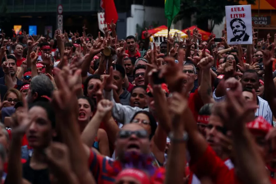 “LULA LIVRE”. Miles de personas protestaron en San Pablo y en varias ciudades del país y del mundo contra lo que llamaron “un año de injusticia”.  reuters 