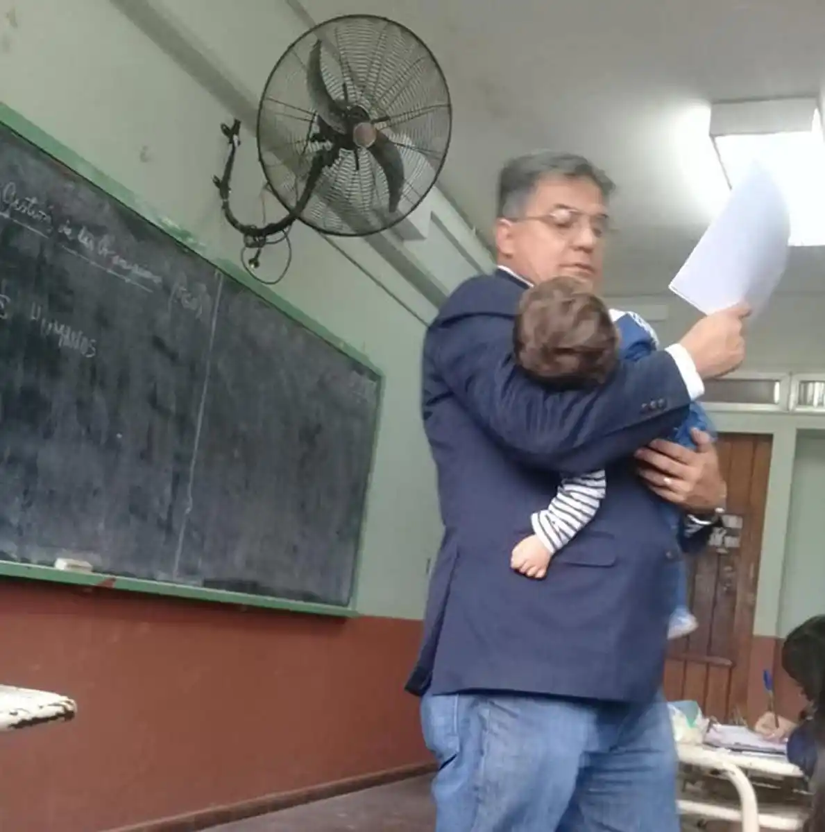 El profe que da clases con el bebé de una alumna en sus brazos: tiene hasta un cochecito en la escuela