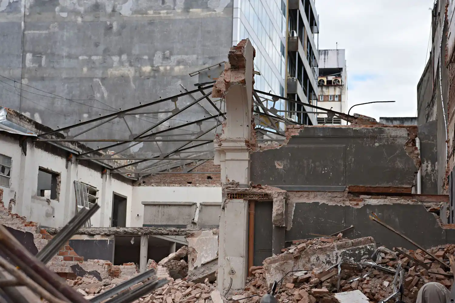 Reducida a escombros: queda en pie una parte de la fachada del ex Banco Francés