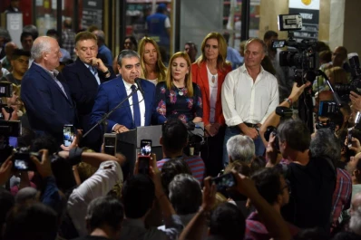 Una obra en funcionamiento y mensajes políticos