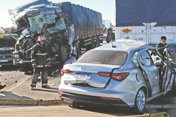 Dos estudiantes de la Facultad de Medicina están graves tras accidentarse en Santiago