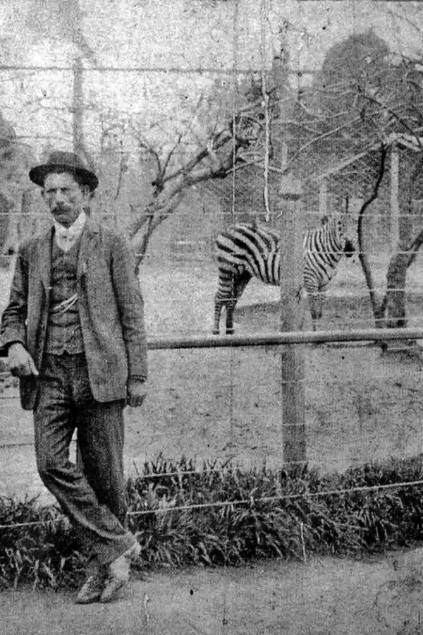 EL VIEJO ZOOLÓGICO. La imagen tomada hacia 1907 muestra una cebra detrás del visitante.-