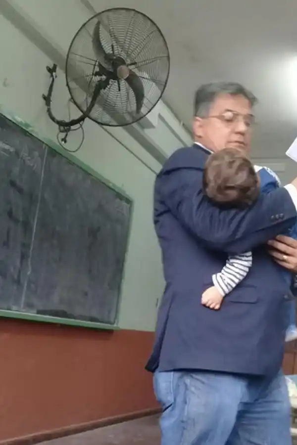 El profe que da clases con el bebé de una alumna en sus brazos: tiene hasta un cochecito en la escuela