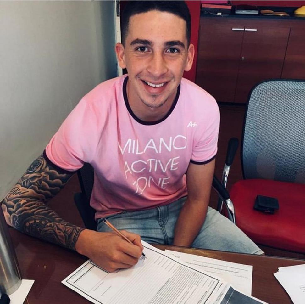 FELIZ. González firmó su nuevo contrato y subió la foto a su cuenta de Instagram.  