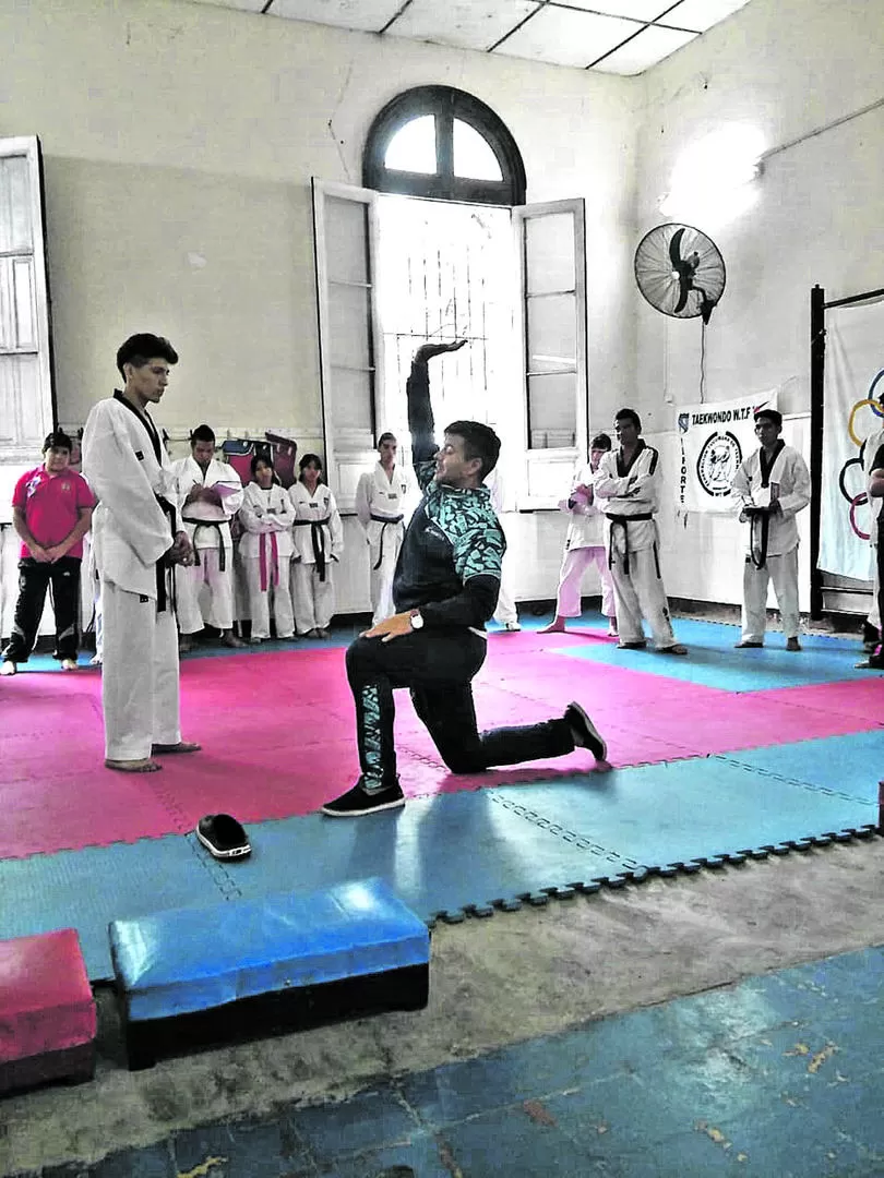 INTENSO. Baeza estuvo dos días en la provincia. Visitó, entre otros, a profesores y niños del interior. fotos gentileza federación tucumana de taekwondo deportivo wt
