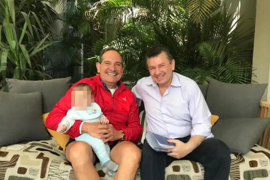 “ACOPLE”. Alperovich anunció el acuerdo con González a través de Twitter. twitter @JAlperovichOk