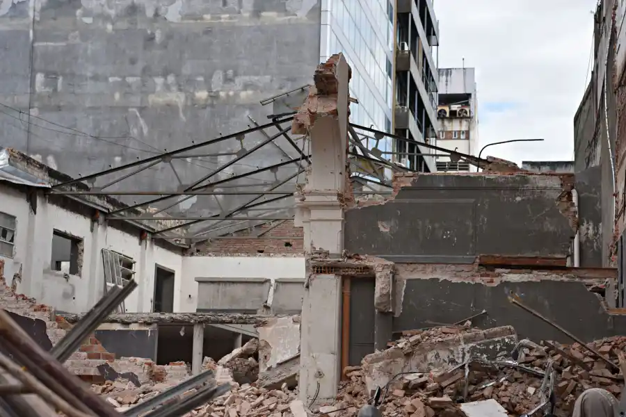 Reducida a escombros: queda en pie una parte de la fachada del ex Banco Francés