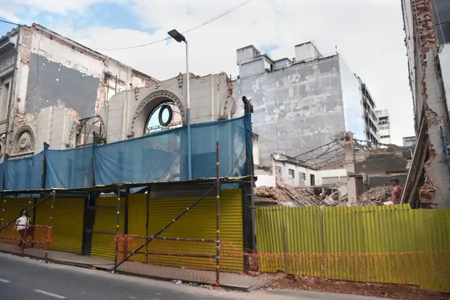 Reducida a escombros: queda en pie una parte de la fachada del ex Banco Francés