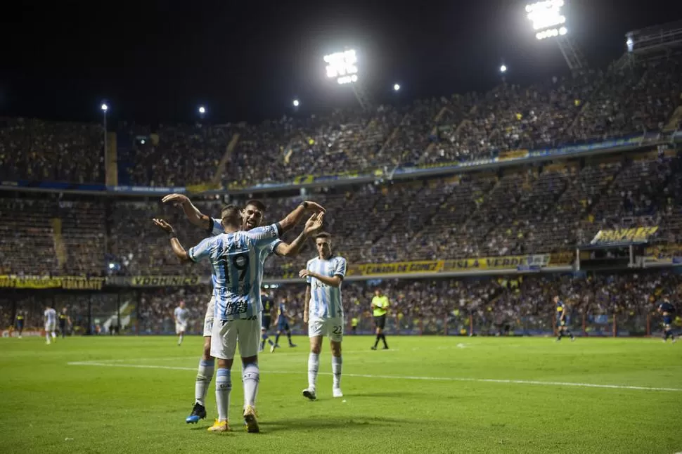 HISTÓRICO. En febrero, Atlético logró su tercer triunfo en La Bombonera. Barbona (festeja con Díaz) y Núñez hicieron los goles. foto de matías nápoli escalero 