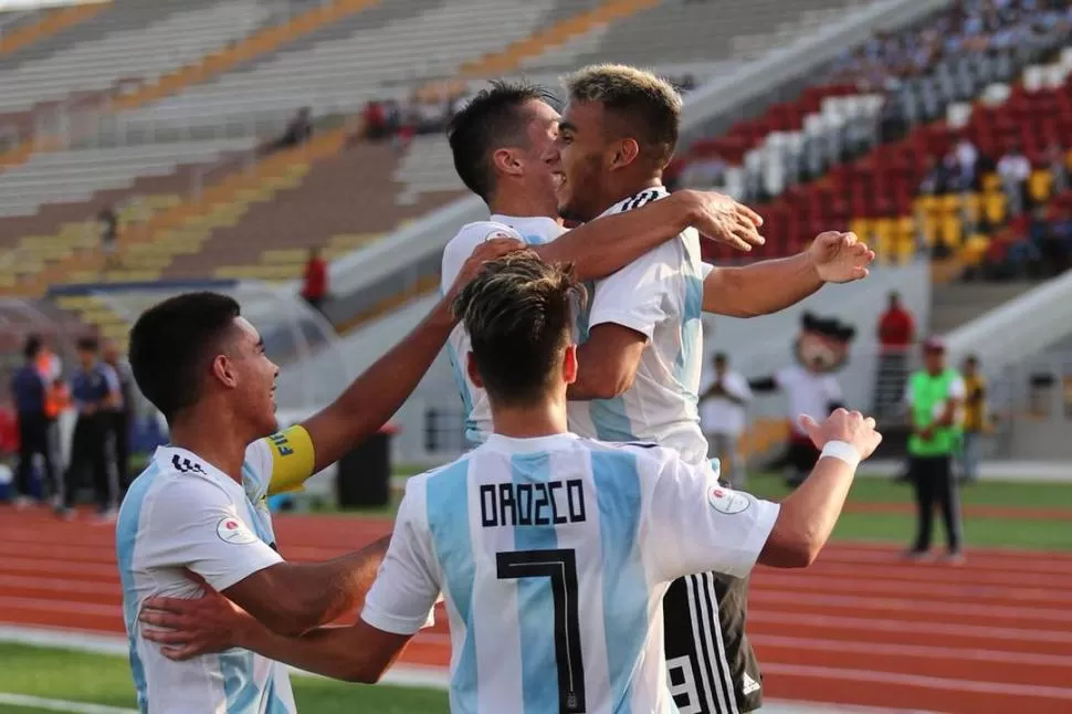 ALEGRÍA ABSOLUTA. Godoy celebra con Orozco y dos más de sus compañeros, el primer gol que le anotó a Chile.  prensa afa