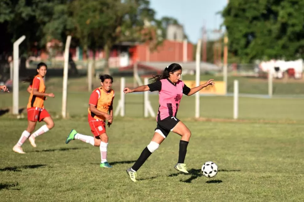 CONSUELO. Fanny Chávez, autora del gol de Trancas, se lleva la pelota. la gaceta / foto de Inés Quinteros Orio
