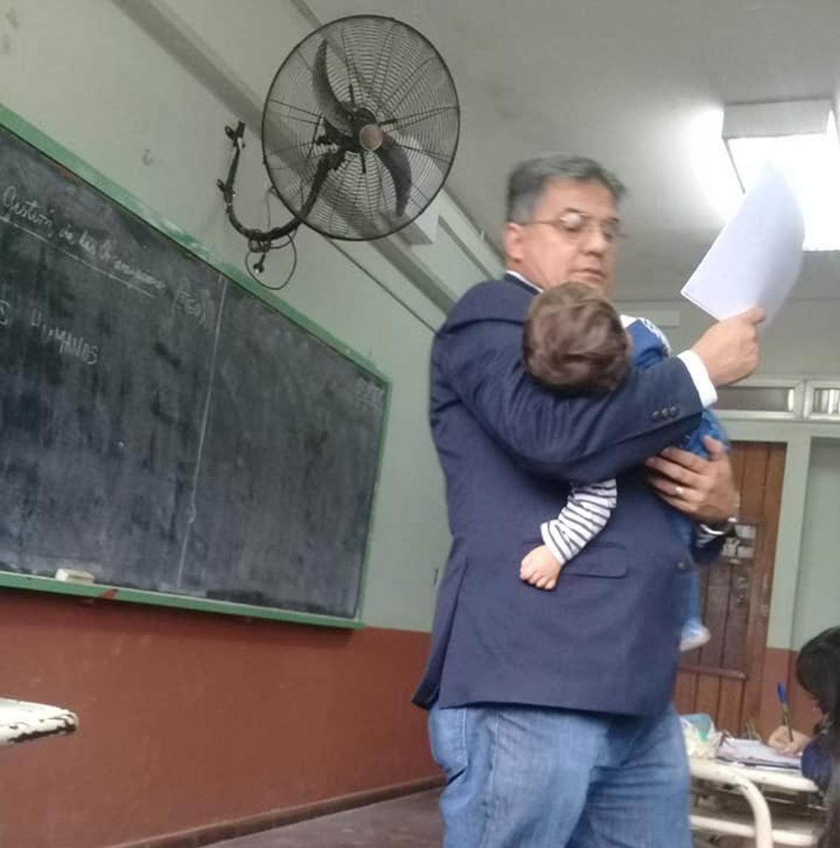 El profe que da clases con el bebé de una alumna en sus brazos: tiene hasta un cochecito en la escuela