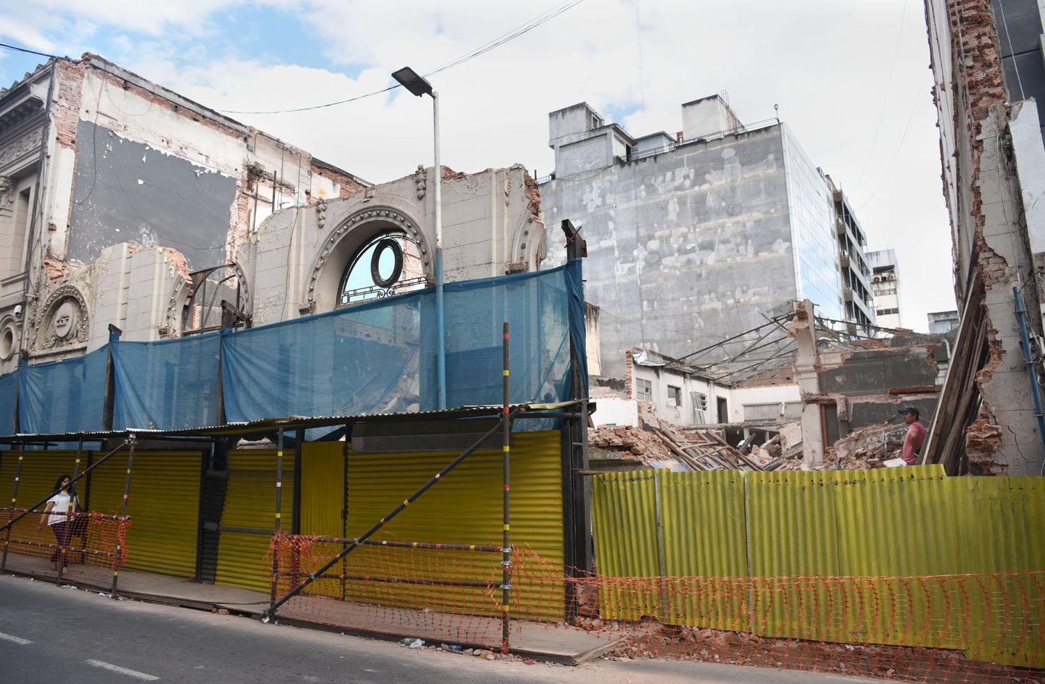 Reducida a escombros: queda en pie una parte de la fachada del ex Banco Francés