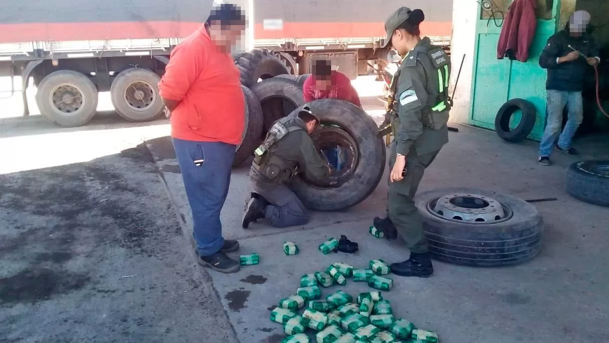 Traía a Tucumán 170 kilos de hojas de coca ocultos en los neumáticos de un camión