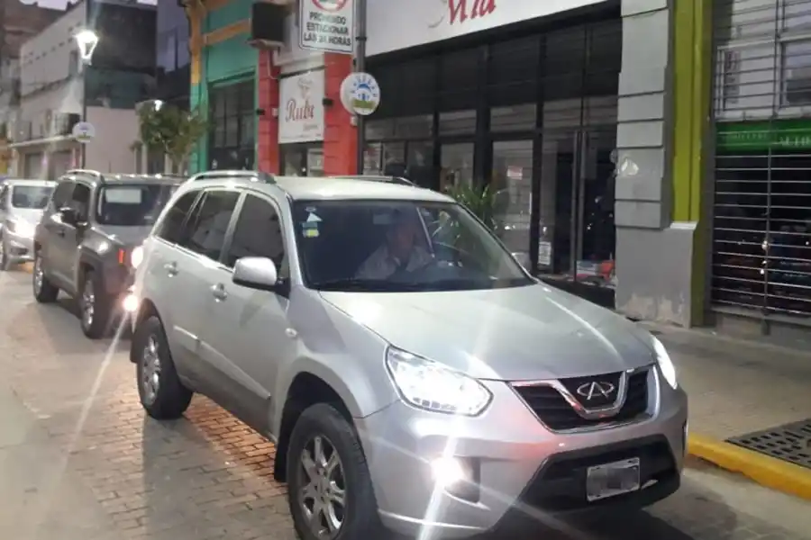 CONTRAMANO. Por un corte de tránsito a pocas cuadras, decidieron evitar las demoras circulando al revés.