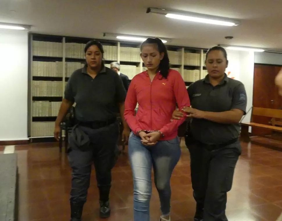 EN LA SALA. Uniformadas trasladan esposada a María José Álvarez (21 años), acusada de doble filicidio. la gaceta / foto de Osvaldo Ripoll