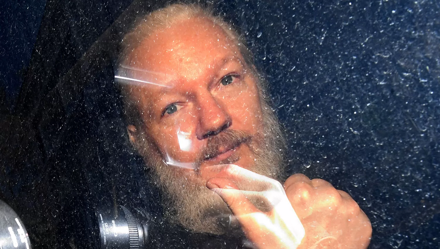 Una de las fotos que se le tomó a Assange luego de ser detenido. REUTERS