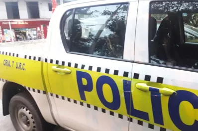 Un asaltante le pegó un tiro en la pierna y se salvó por tener el celular en el bolsillo