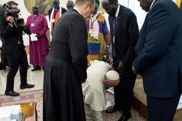 Video: el papa Francisco besó los pies de los líderes de Sudán del Sur