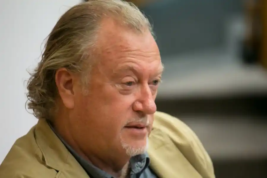 Assange debe rendir cuentas por la campaña de Trump, afirmó Jon Lee Anderson