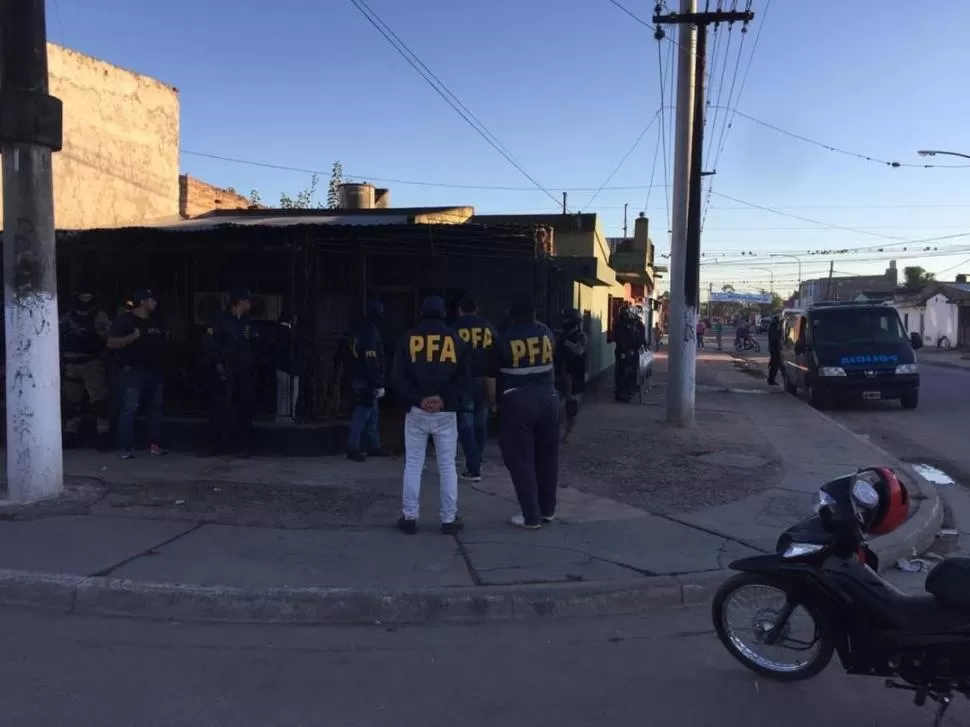 REVUELO EN EL BARRIO. Los efectivos de la Policía Federal realizaron el allanamiento en la Banda del Río Salí.  